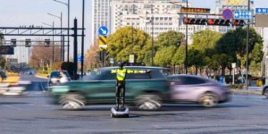 机器人交警“上岗”  平安产险浙江分公司来护航